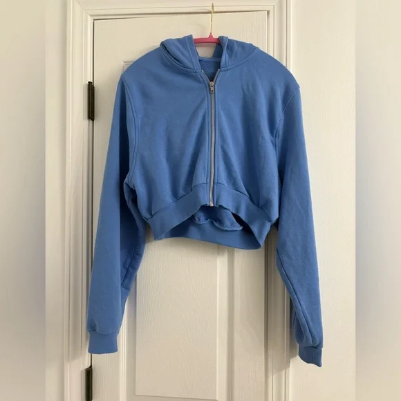 ALO Yoga Women's Light Blue Cropped Hoodie - Picture 3 of 4